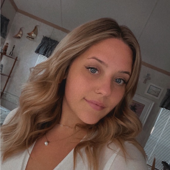 Meet your Posher, Hailley - Picture 1 of 1